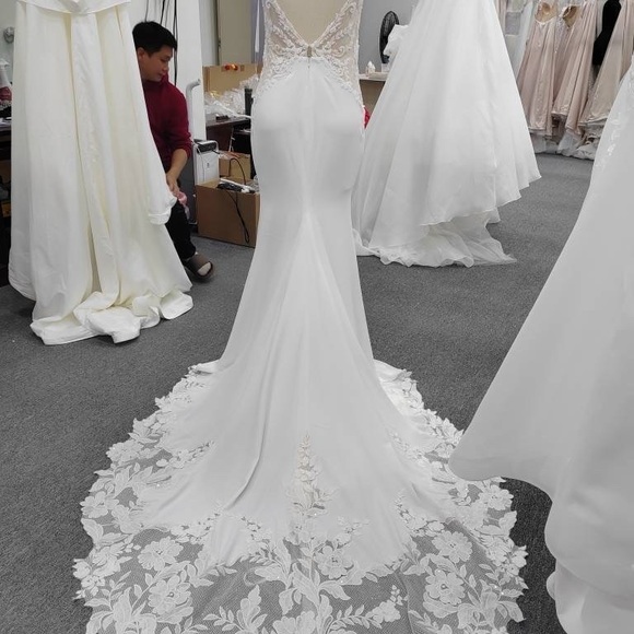 White Wedding Dress Never Worn - Picture 8 of 8